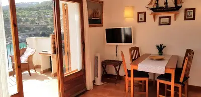 Una televisión o centro de entretenimiento en Tamariu Beach 2 · Terrace Penthouse on the Beach
