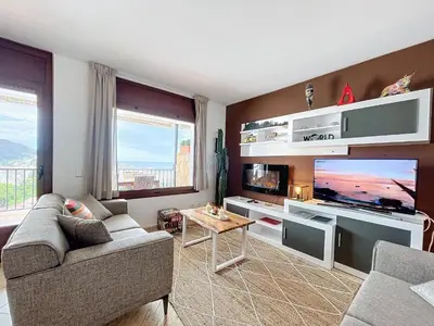 Una televisión o centro de entretenimiento en LETS HOLIDAYS Sea views apartment pool in Sa Gabarra