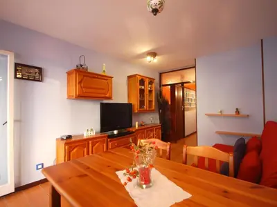 Una televisión o centro de entretenimiento en Lets Holidays POOL TERRACE APARTMENT TOSSA DE MAR
