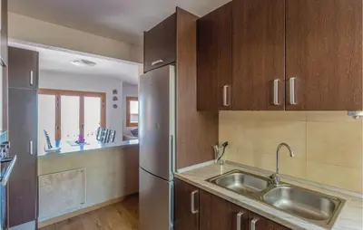 Una cocina o zona de cocina en Cozy Home In Macanet De La Selva