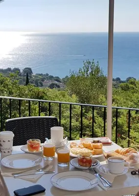 Comida en o cerca de este hotel