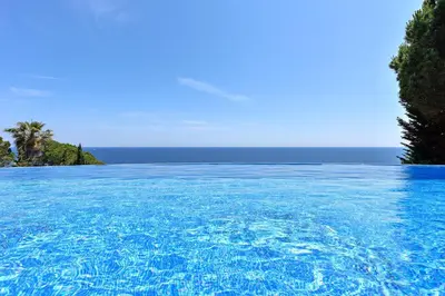 Piscina en o cerca de Al lado del mar 