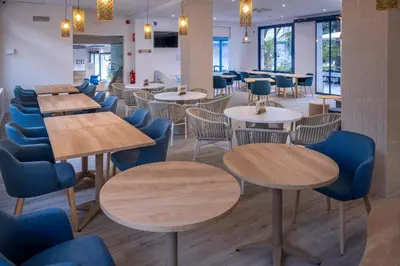Un restaurante o sitio para comer en GHT Balmes, Hotel-Aparthotel&SPLASH