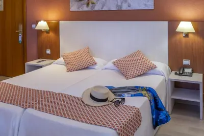 Cama o camas de una habitación en GHT Balmes, Hotel-Aparthotel&SPLASH