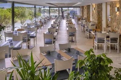Un restaurante o sitio para comer en GHT S'Agaró Mar Hotel