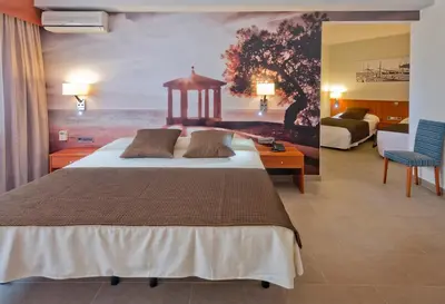 Cama o camas de una habitación en GHT S'Agaró Mar Hotel