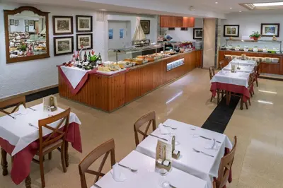 Comida en o cerca de este hotel