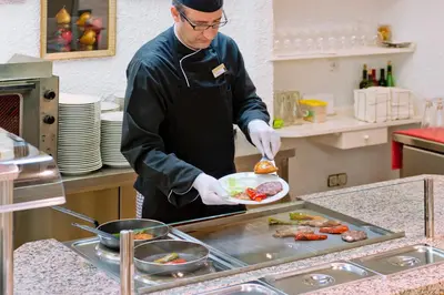 Comida en o cerca de este hotel