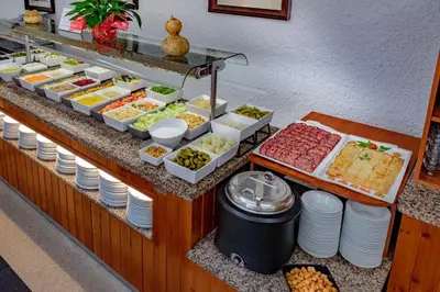 Comida en o cerca de este hotel