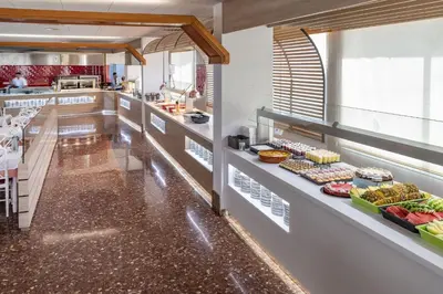 Comida en o cerca de este hotel