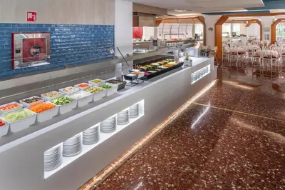 Comida en o cerca de este hotel