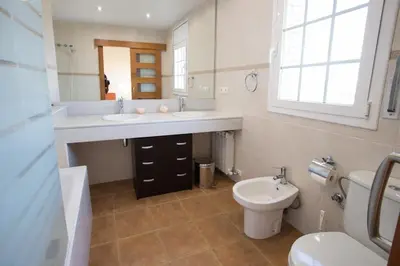 Un baño de Catalunya Casas Tranquil Costa Brava Retreat with private suite!