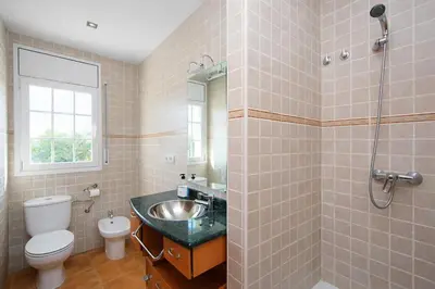 Un baño de Catalunya Casas Tranquil Costa Brava Retreat with private suite!