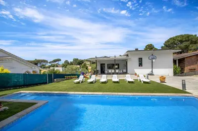 Piscina en o cerca de Catalunya Casas Modern Marvel,15 min to Costa Brava beaches!
