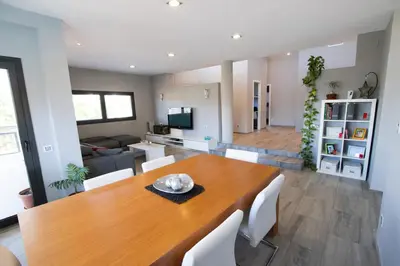 Una cocina o zona de cocina en Catalunya Casas Modern Marvel,15 min to Costa Brava beaches!