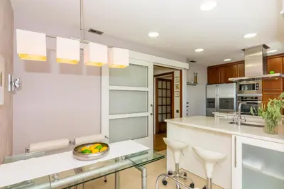 Una cocina o zona de cocina en HomeHolidaysRentals Amaral