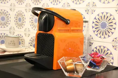 Utensilios para hacer té y café en Apartament l'Alzina