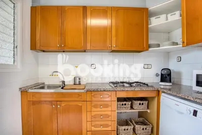 Una cocina o zona de cocina en Blanco Apartament per 6 persones a 5 minuts de la Platja Gran