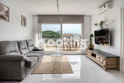 Una televisión o centro de entretenimiento en Blanco Apartament per 6 persones a 5 minuts de la Platja Gran