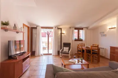 Una televisión o centro de entretenimiento en Lets Holidays COZY APARTMENT in THE HEART of TOSSA