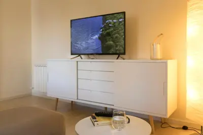 Una televisión o centro de entretenimiento en Bravissimo Cort Reial-3B