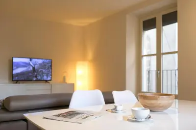 Una televisión o centro de entretenimiento en Bravissimo Cort Reial-3B