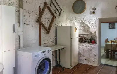 Una cocina o zona de cocina en Lovely Apartment In Pineda De Mar