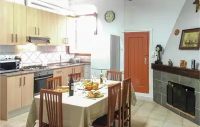 Una cocina o zona de cocina en Lovely Apartment In Pineda De Mar