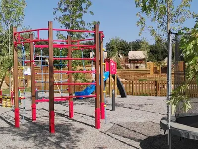 Zona de juegos infantil en Càmping Rural Montori