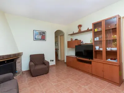 Una televisión o centro de entretenimiento en Holiday Home Bretos 7 by Interhome