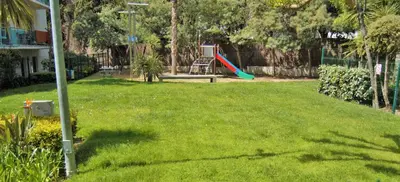 Zona de juegos infantil en Apartamento Ainara Garden Family
