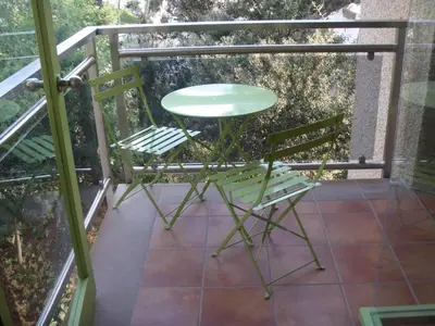 Un balcón o terraza de Los Pinos Apartament per 4 persones amb piscina comunitària a l'urbanització Los Pinos