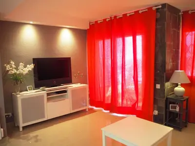 Una televisión o centro de entretenimiento en Apartament per 4 persones a Doctor Fleming a 5 minuts de la Platja Gran