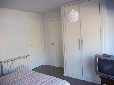 Una televisión o centro de entretenimiento en Saromar II Apartament amb dues terrasses per 6 persones a 5 minuts de la Platja Gran