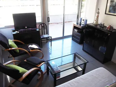 Una televisión o centro de entretenimiento en Saromar II Apartament amb dues terrasses per 6 persones a 5 minuts de la Platja Gran