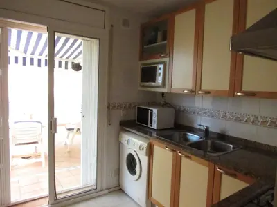 Una cocina o zona de cocina en Saromar I Apartament amb gran terrassa, per 6 persones a 5 minuts de la Platja Gran