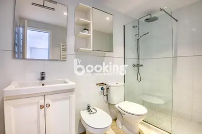 Un baño de Kaminias II Apartament per 4 persones a Politur