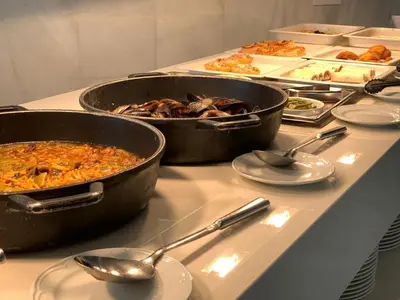 Comida en o cerca de este hotel