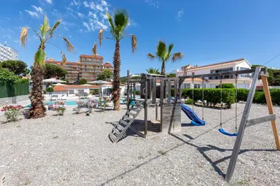 Zona de juegos infantil en Malgrat de Mar Beachfront Village