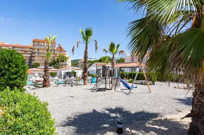 Zona de juegos infantil en Malgrat de Mar Beachfront Village