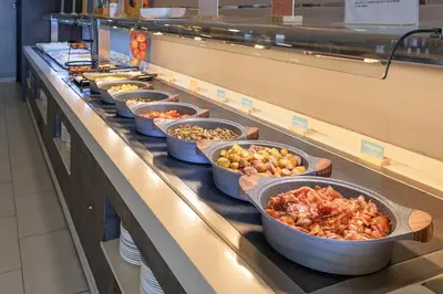 Comida en o cerca de este hotel