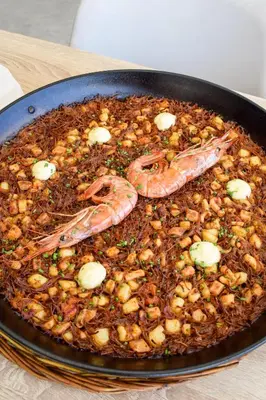 Comida en o cerca de este hotel