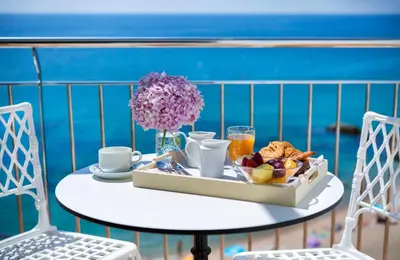 Comida en o cerca de este hotel