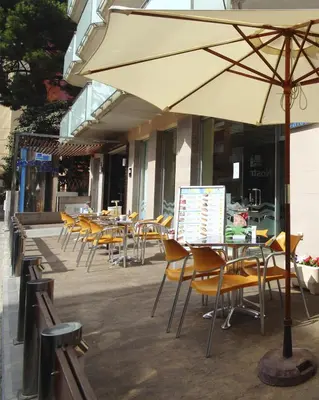 Un restaurante o sitio para comer en AQUA Hotel Nostre Mar Apartments