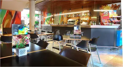 Un restaurante o sitio para comer en AQUA Hotel Nostre Mar Apartments