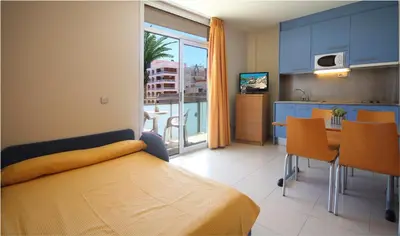 Una televisión o centro de entretenimiento en AQUA Hotel Nostre Mar Apartments