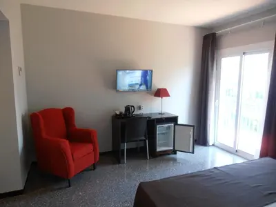 Una televisión o centro de entretenimiento en Hotel Marblau Tossa