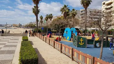 Zona de juegos infantil en Apartamento Blanes