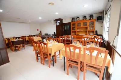 Un restaurante o sitio para comer en Hostal Los Maños