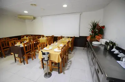 Un restaurante o sitio para comer en Hostal Los Maños